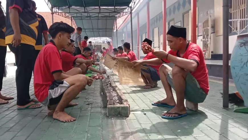 Tradisi Unik "Nyate Bareng" Rutan Situbondo Sepanjang 40 Meter