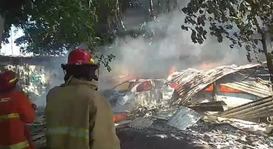 Api Sambar Lahan Garasi Tiga Unit Mobil Hanggus Terbakar