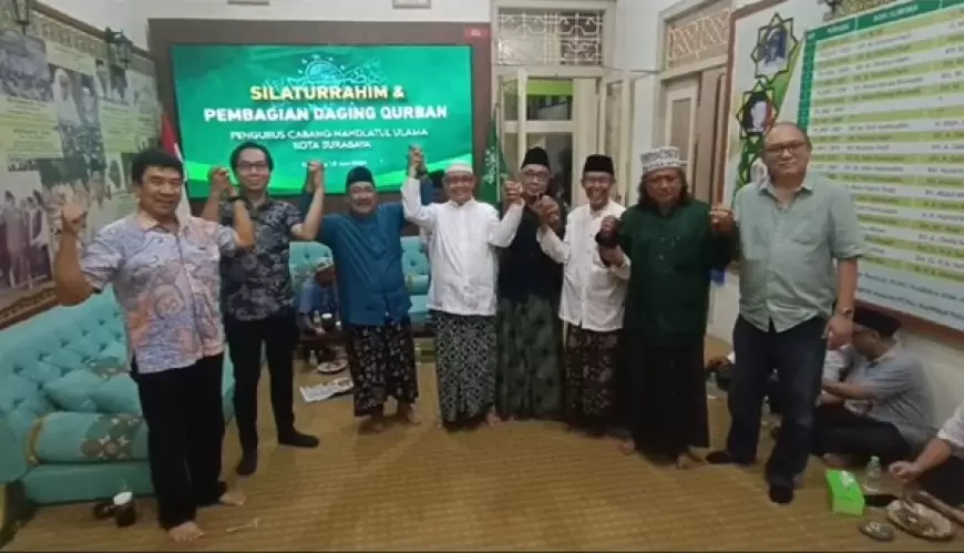 PCNU Surabaya Bagi Daging Kurban ke Warga Non Muslim