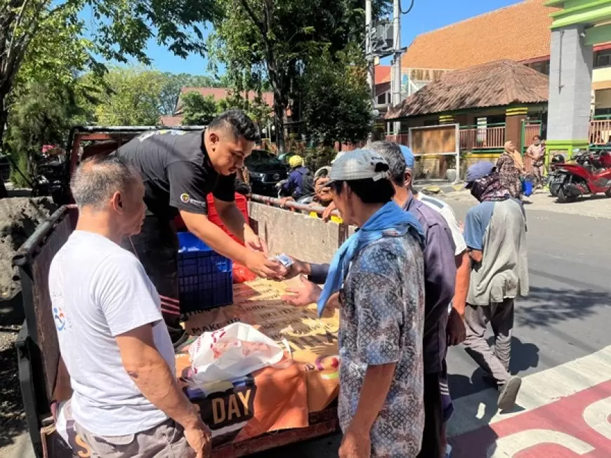 Managemen Gressmall Turun Jalan Bagi Daging Kurban Kepada Pengguna Jalan dan Warga