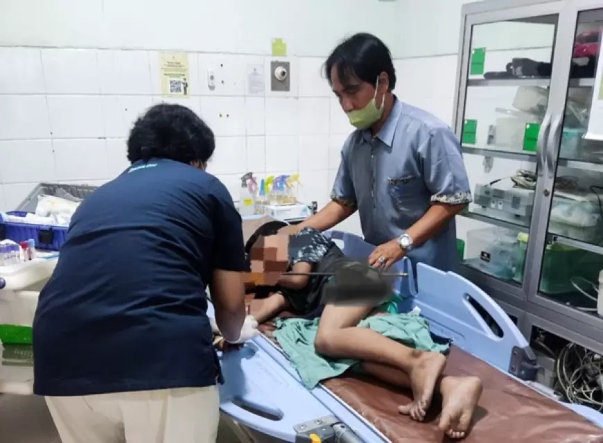 Nahas, Seorang Bocah Gresik Pahanya Tertancap Besi Cor