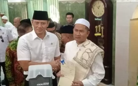 Menteri ATR/BPN AHY Serahkan Sertifikat Wakaf Masjid Sunan Giri Usai Ratusan Tahun Tak Punya Legalitas