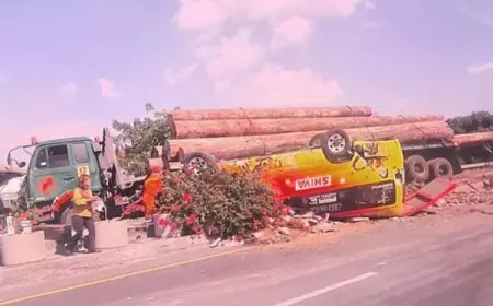 Laka Maut Tol Kebomas, Minibus Rombongan Pernikahan dan Truk Trailer Muat Kayu Dua Tewas