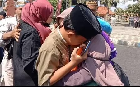 Momen Haru di Alun-Alun Situbondo, Kepulangan 860 Jemaah Haji Disambut Hangat Keluarga