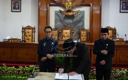 Pj Bupati Tulungagung Serahkan Rancangan KUA-PPAS 2025, Fokus pada Peningkatan SDM dan Pertumbuhan Ekonomi