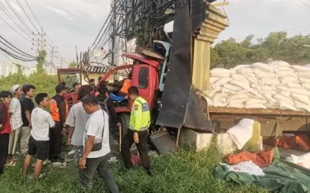Diduga Rem Blong, Truk Muatan Pupuk Tabrak Reklame Usai Keluar di Exit Tol Manyar Gresik
