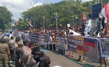 Ratusan Warga Pule Desak Pemerintah Trenggalek Segera Perbaiki Jalan Rusak