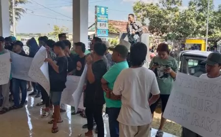 Warga Seletreng Gelar Demo, Tuntut Pemecatan Dua Kepala Dusun