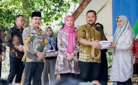Gerakan Aksi Bergizi, Bupati Gresik Bagikan Seragam Gratis Kepada Siswa Baru