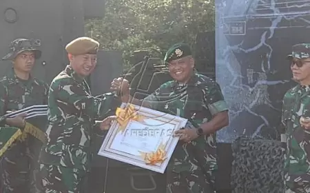 Brevet Kehormatan Roket Astros Disematkan pada Sejumlah Perwira Tinggi TNI di Situbondo