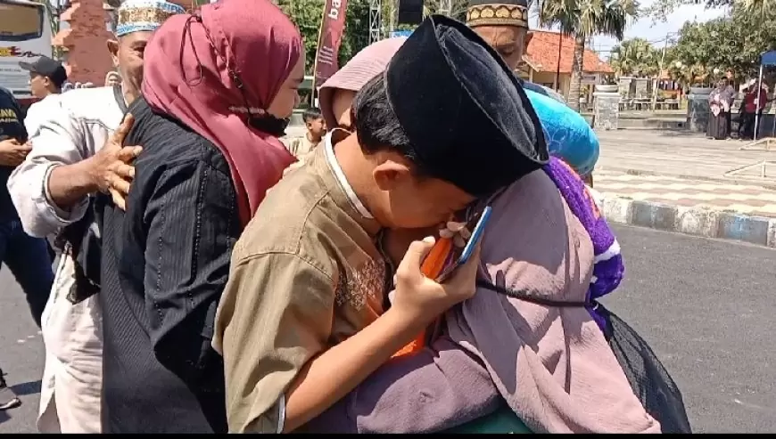 Momen Haru di Alun-Alun Situbondo, Kepulangan 860 Jemaah Haji Disambut Hangat Keluarga