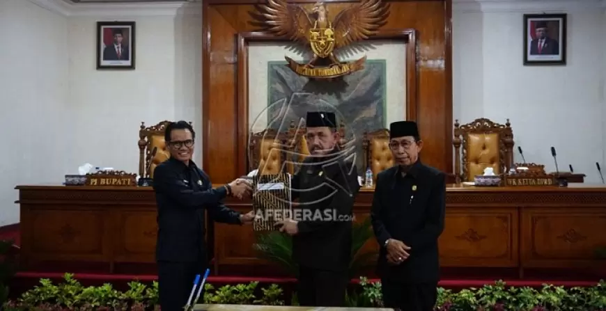 Pj Bupati Tulungagung Serahkan Rancangan KUA-PPAS 2025, Fokus pada Peningkatan SDM dan Pertumbuhan Ekonomi