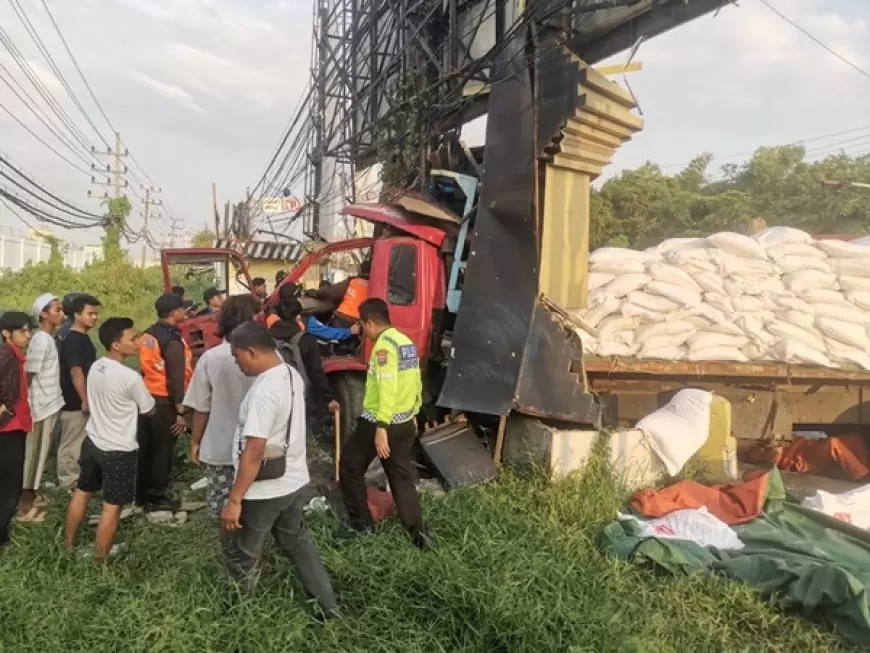 Diduga Rem Blong, Truk Muatan Pupuk Tabrak Reklame Usai Keluar di Exit Tol Manyar Gresik