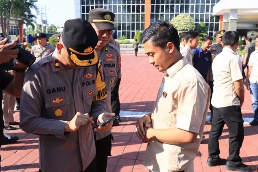 Antisipasi Candu Judi Online, Polres Gresik Sidak Handphone Personil Usai Apel