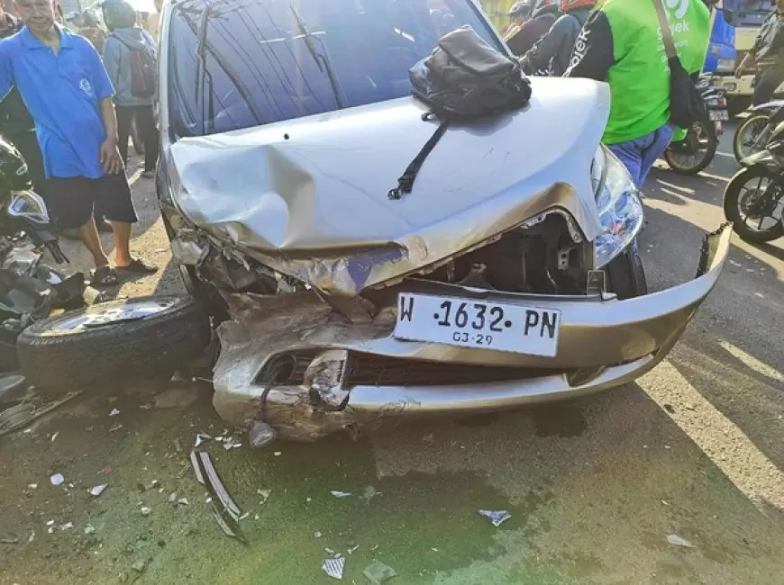 Laka Beruntun 4 Motor Diseruduk Mobil, Satu Pengendara Motor Tewas