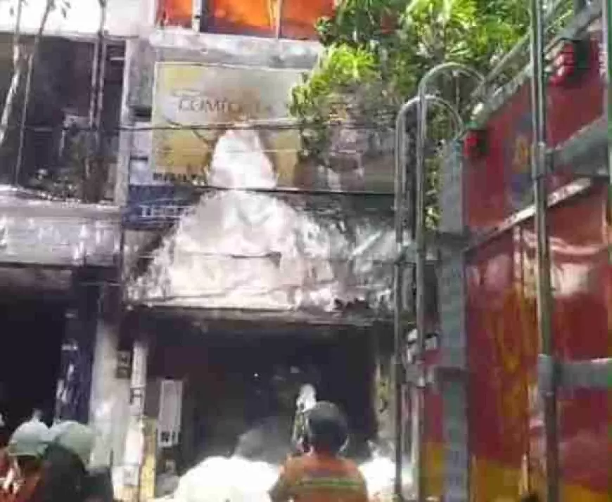 Kebakaran Hebat Melanda Toko Furnitur di Surabaya