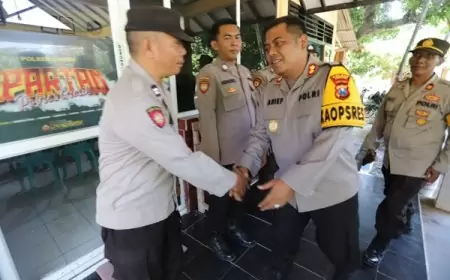 Apresiasi Kinerja Anggota Kapolres Gresik Sambangi Anggota di Wilayah Kepulauan Bawean