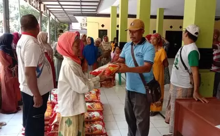 Bentuk Kepedulian Terhadap Masyarakat Sekitar, PT SKS Situbondo Beri Paket Sembako