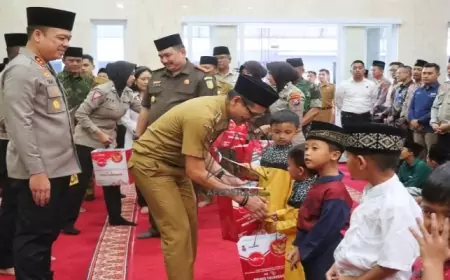 Pj Bupati dan Kapolres Tulungagung Santuni Anak Yatim di Hari Kemerdekaan ke-79