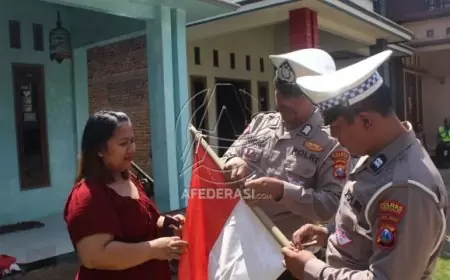 Polantas Trenggalek Bagikan Bendera Merah Putih, Gairahkan Semangat Nasionalisme Menyambut HUT RI