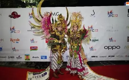 Artwear Unik Berbahan Daur Ulang Kantong Pupuk Ramaikan Jember Fashion Carnaval (JFC) 2024