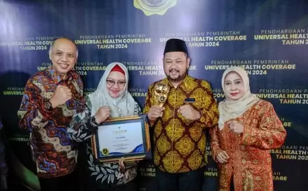 Lampaui Target Kepesertaan JKN, Pemkab Gresik Raih UHC Award Tingkat Utama