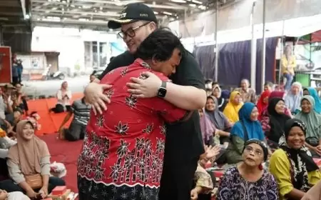 Dapat Beasiswa dan Bantuan Modal, Pedagang Ini Menangis Dipelukan Bupati Kediri