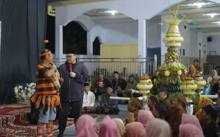 Mas Dhito Beri Hadiah Petani Milenial di Acara Sedekah BumiĀ
