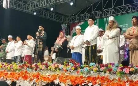 Peringati HUT RI ke 79, Duduk Sampeyan Gresik Pilih Bersholawat Nabi Bersama Puluhan Ribu Jamaah