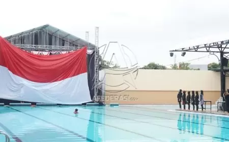 Peringati HUT RI ke-79, Perenang  Tulungagung Bentangkan Bendera Merah Putih Raksasa di Kolam Aquatic
