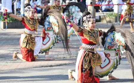 Kolaborasi Seni dan Budaya Meriahkan Upacara Penurunan Bendera HUT RI ke-79 di Tulungagung