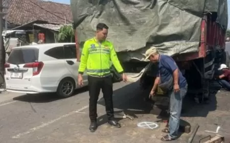 Hilang Fokus, Pemotor Asal Nganjuk Tewas Tabrak Truk Parkir 