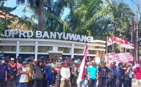 Forum Penyelamat Demokrasi Protes di Depan DPRD Banyuwangi, Tolak Potensi Kotak Kosong di Pilkada 2024
