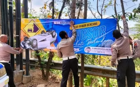 Tingkatkan Keselamatan, Satlantas Polres Trenggalek Pasang Spanduk Peringatan di Jalur Rawan Longsor
