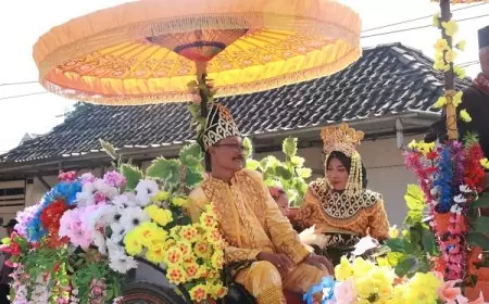 Meriahkan Karnaval Budaya Nusantara Kades Domas bersama Anggota DPRD Gresik Naik Kereta Kencana