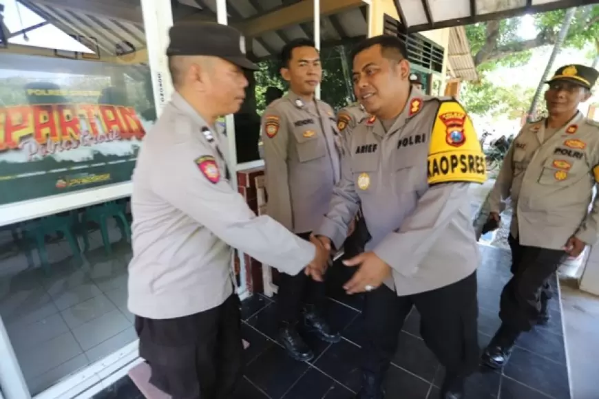 Apresiasi Kinerja Anggota Kapolres Gresik Sambangi Anggota di Wilayah Kepulauan Bawean 