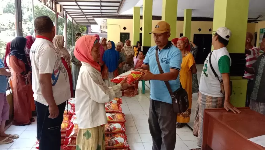 Bentuk Kepedulian Terhadap Masyarakat Sekitar, PT SKS Situbondo Beri Paket Sembako