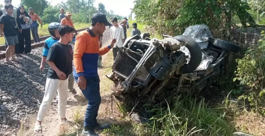 Tragis! Minibus Tertabrak Kereta Api Kargo di Tulungagung, Satu Orang Tewas