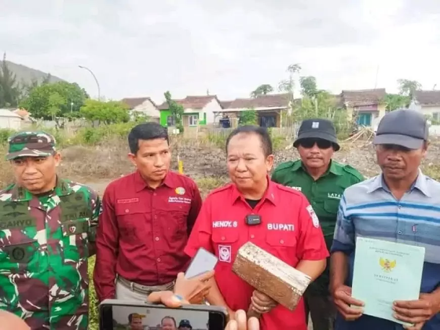 Serahkan Ratusan Sertifikat Hak Milik pada Penerima Program Land Consolidation