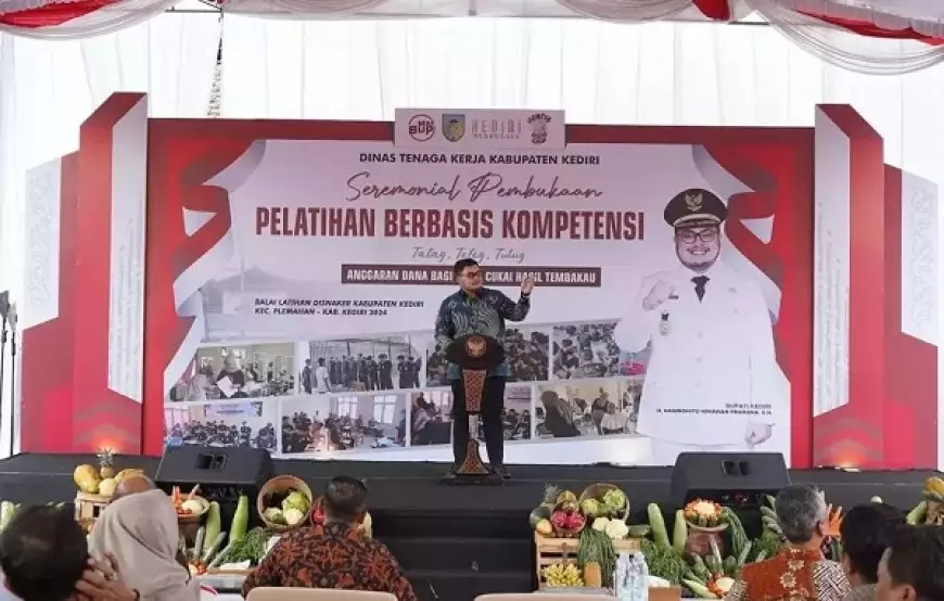 Siapkan SDM Pekerja yang Unggul, Mas Dhito Berikan Pelatihan Berbasis Kompetensi Pada Warganya