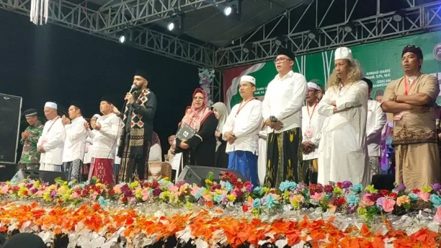 Peringati HUT RI ke 79, Duduk Sampeyan Gresik Pilih Bersholawat Nabi Bersama Puluhan Ribu Jamaah