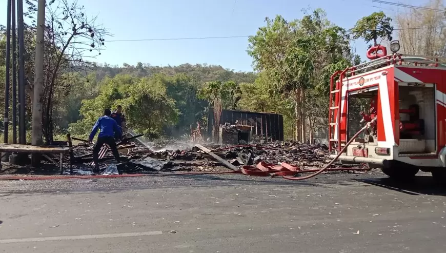 Dua Warung Pinggir Jalan di Situbondo Terbakar, Kerugian Hingga Puluhan Juta