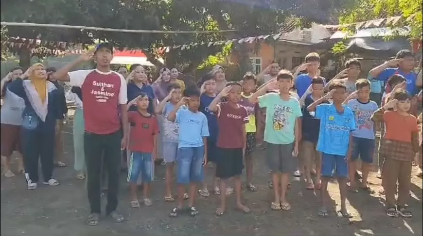 Warga Sumberkolak Berikan Penghormatan dalam Pengibaran Bendera Merah Putih di Hari Kemerdekaan RI ke 79