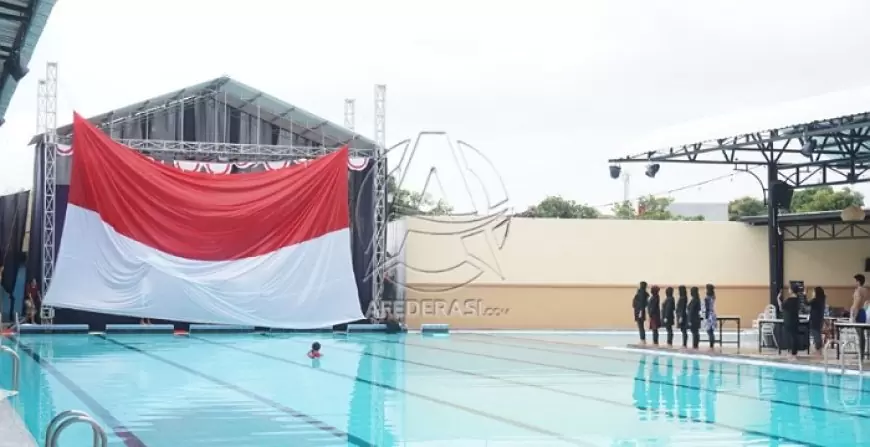 Peringati HUT RI ke-79, Perenang  Tulungagung Bentangkan Bendera Merah Putih Raksasa di Kolam Aquatic