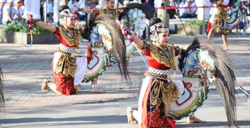 Kolaborasi Seni dan Budaya Meriahkan Upacara Penurunan Bendera HUT RI ke-79 di Tulungagung