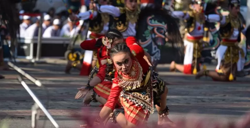 Kolaborasi Seni dan Budaya Meriahkan Upacara Penurunan Bendera HUT RI ke-79 di Tulungagung