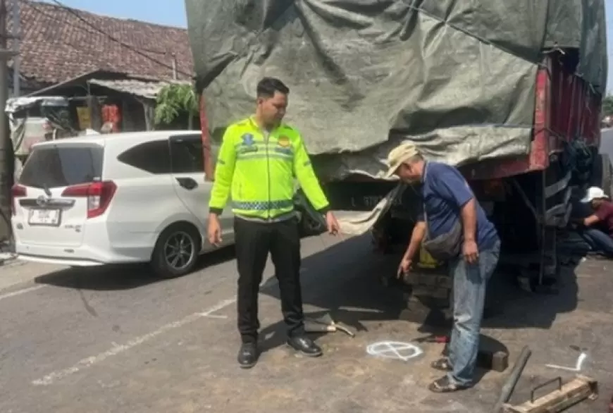 Hilang Fokus, Pemotor Asal Nganjuk Tewas Tabrak Truk Parkir 