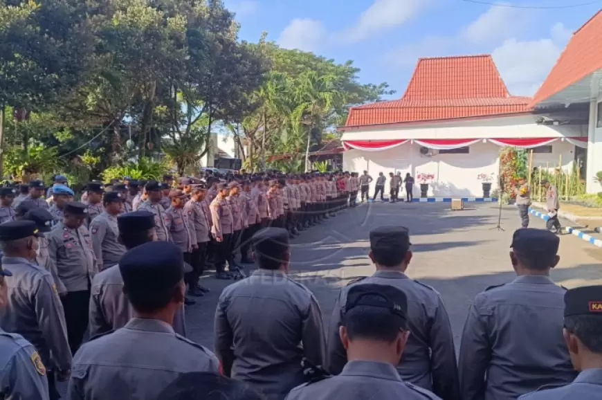 Pengamanan Ketat Polisi Saat Pelantikan Anggota DPRD Banyuwangi Periode 2024-2029