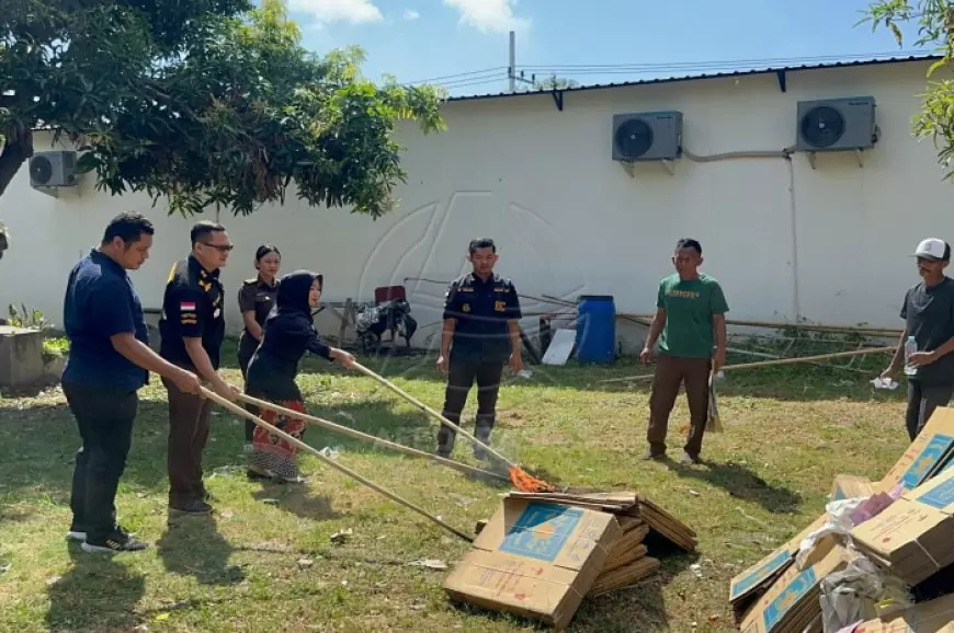 Kejaksaan Negeri Banyuwangi Musnahkan Barang Bukti Pidana Kesehatan