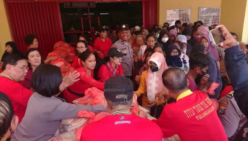 Sembahyang Rebutan Warga Tionghoa, Ribuan Warga Tulungagung Antri Sembako